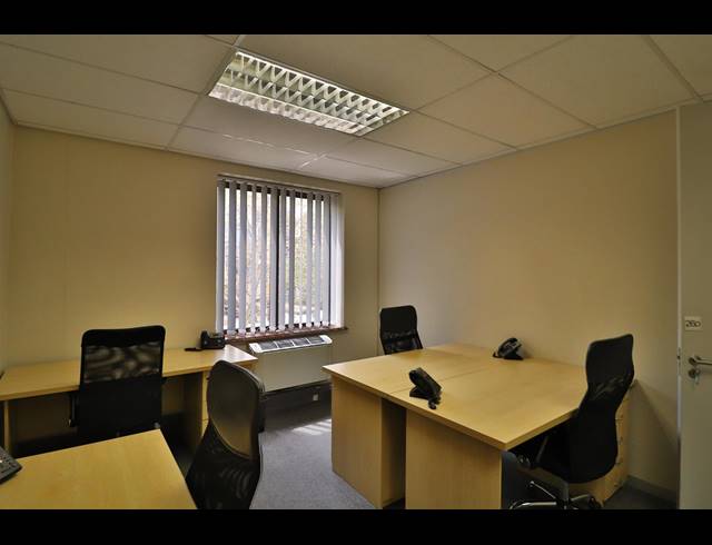 28M² SERVICED OFFICE TO LET IN FOURWAYS